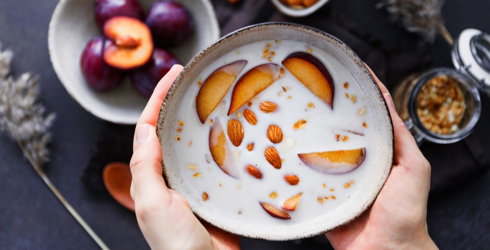 bowl con cereales y almendras en trozos