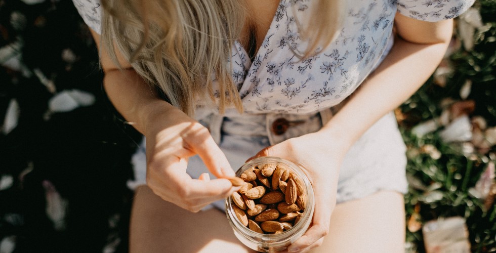 Chica comiendo almendras al antural